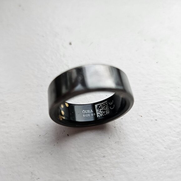Gen 2 Oura ring with charging base and cord - Picture 5 of 5